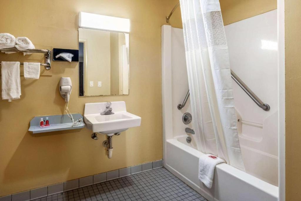 Southern Inn And Suites Спартанбърг Екстериор снимка