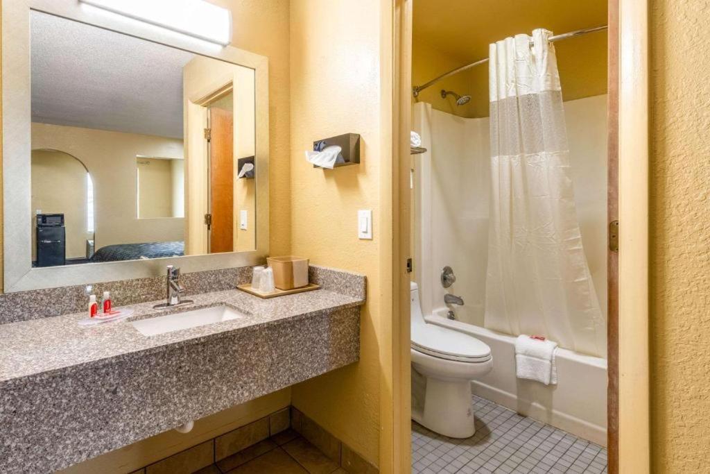 Southern Inn And Suites Спартанбърг Екстериор снимка